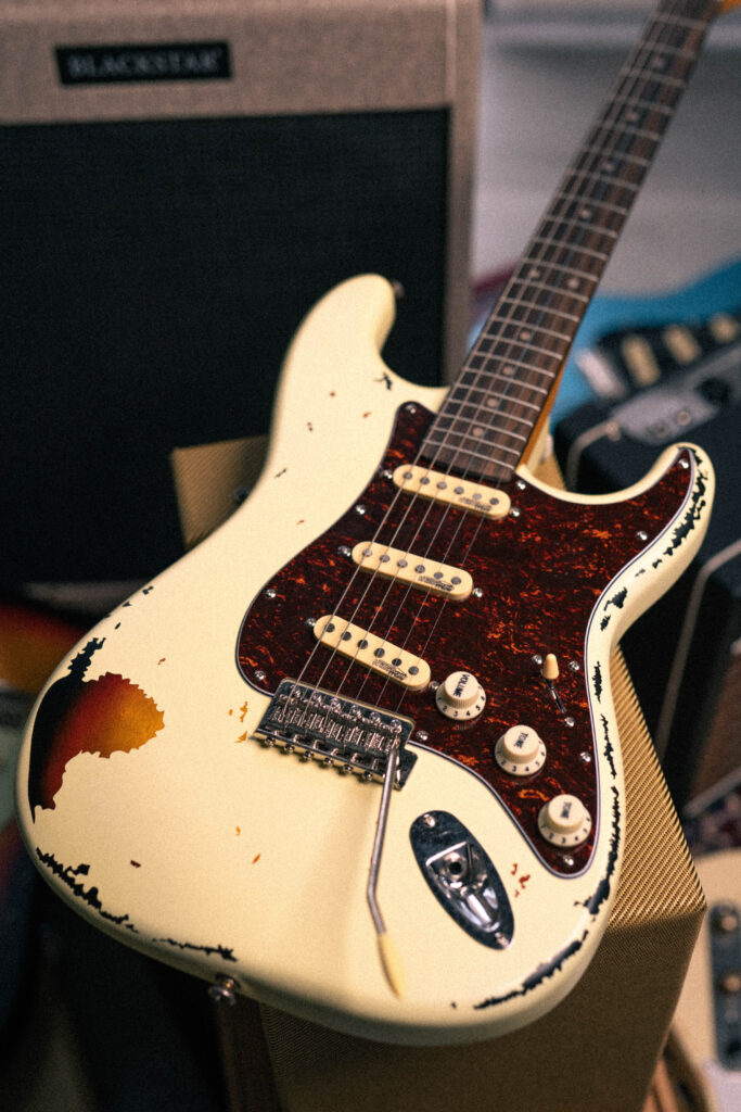Vintage V6 ICON Series [Distressed White Over Sunburst]