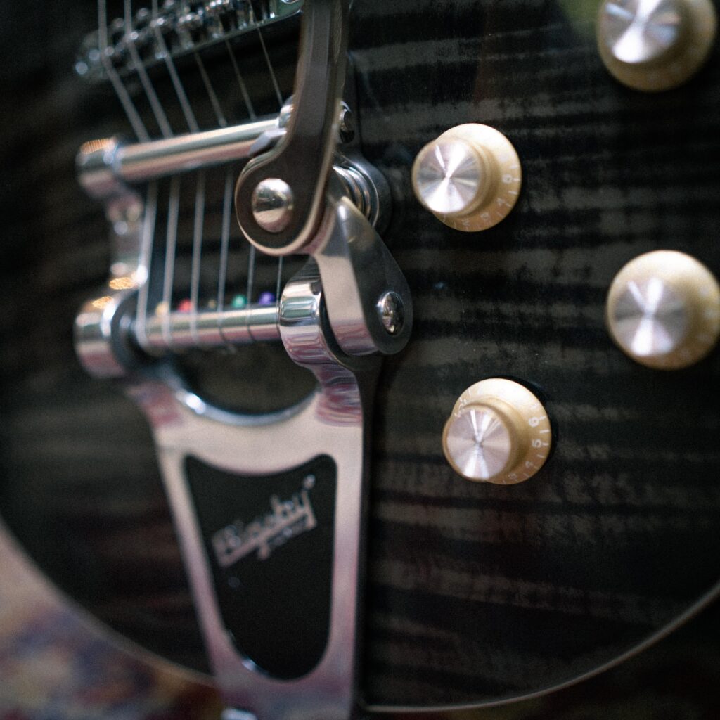 Vintage V100 Reissued Electric Guitar With Bigsby [Thru Black]