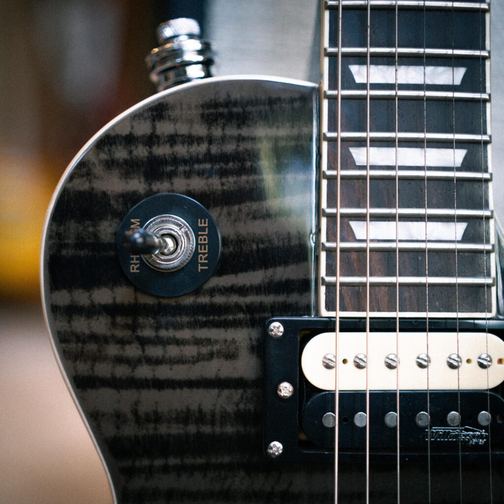 Vintage V100 Reissued Electric Guitar With Bigsby [Thru Black]