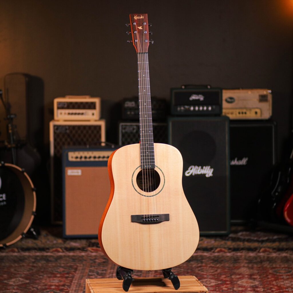 Kazuki Mars D-1 เป็นกีตาร์โปร่ง ทรง Dreadnought ขนาด 41 นิ้ว ออกแบบมาเพื่อให้เสียงที่หนักแน่น และโทนเสียงที่อบอุ่นและสมดุล กีตาร์ D-1 เหมาะอย่างยิ่งสำหรับผู้เล่นที่ต้องการเสียงที่เต็ม ให้โทนเสียงที่ก้องกังวานและ ตกแต่งด้วย Origami Icon Inlay (ลายนก) ที่เข้าชุดกันช่วยเพิ่มความสง่างามให้กับการออกแบบ ในขณะที่คอกีตาร์ทรง C ช่วยให้เล่นได้สบาย และราบรื่น