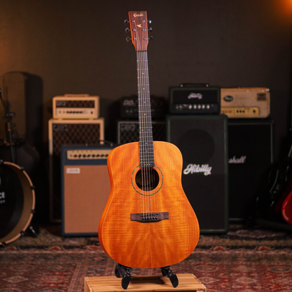 Kazuki Mars D-1 เป็นกีตาร์โปร่ง ทรง Dreadnought ขนาด 41 นิ้ว ออกแบบมาเพื่อให้เสียงที่หนักแน่น และโทนเสียงที่อบอุ่นและสมดุล กีตาร์ D-1 เหมาะอย่างยิ่งสำหรับผู้เล่นที่ต้องการเสียงที่เต็ม ให้โทนเสียงที่ก้องกังวานและ ตกแต่งด้วย Origami Icon Inlay (ลายนก) ที่เข้าชุดกันช่วยเพิ่มความสง่างามให้กับการออกแบบ ในขณะที่คอกีตาร์ทรง C ช่วยให้เล่นได้สบาย และราบรื่น