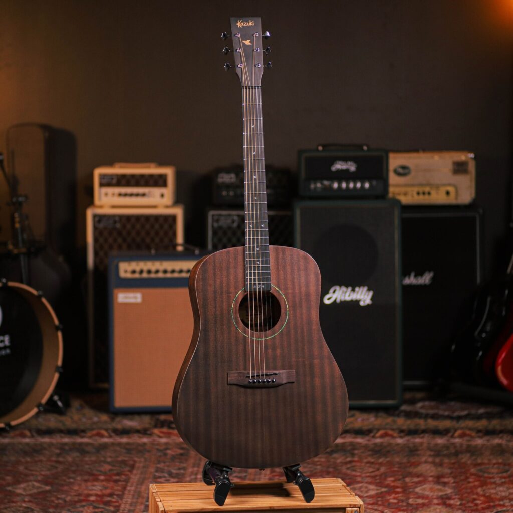 Kazuki Mars D-1 เป็นกีตาร์โปร่ง ทรง Dreadnought ขนาด 41 นิ้ว ออกแบบมาเพื่อให้เสียงที่หนักแน่น และโทนเสียงที่อบอุ่นและสมดุล กีตาร์ D-1 เหมาะอย่างยิ่งสำหรับผู้เล่นที่ต้องการเสียงที่เต็ม ให้โทนเสียงที่ก้องกังวานและ ตกแต่งด้วย Origami Icon Inlay (ลายนก) ที่เข้าชุดกันช่วยเพิ่มความสง่างามให้กับการออกแบบ ในขณะที่คอกีตาร์ทรง C ช่วยให้เล่นได้สบาย และราบรื่น