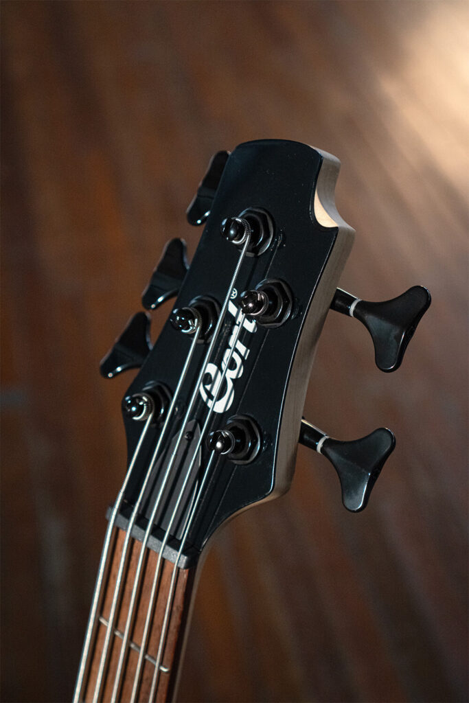 Cort C5 Deluxe เบสไฟฟ้า 5 สาย